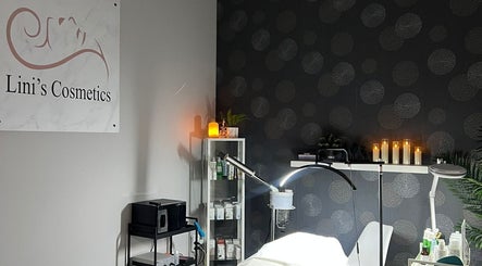 Calming treatment room at Lini's Beauty Clinic in Vaughan, Ontario, CA featuring soothing candles and beauty equipment.