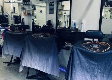Interior moderno de Hairhood Studio en Buenos Aires, Ciudad Autónoma De Buenos Aires, AR, con sillas estilizadas.