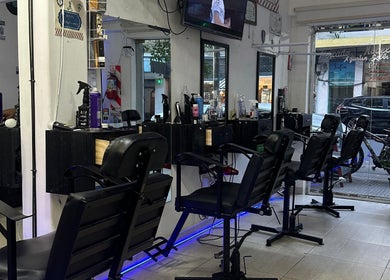 Interior de Hairhood Studio en Buenos Aires, Ciudad Autónoma De Buenos Aires, AR con sillas de peluquería modernas.