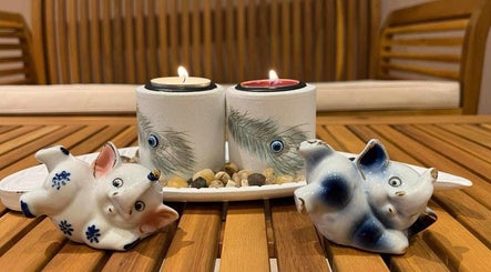 Cozy candle setup with decorative elephants at Champa Thai Massage, Budapest, Magyar, HU.