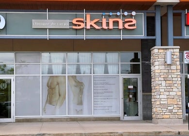 Façade de Clinique Skins à Brossard, Québec, CA, avec enseignes modernes en vitrine.