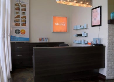 Réception moderne de Clinique Skins à Brossard, Québec, CA avec décor raffiné et produits exposés.