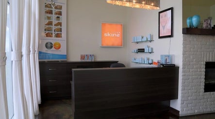Réception moderne de Clinique Skins à Brossard, Québec, CA avec décor raffiné et produits exposés.