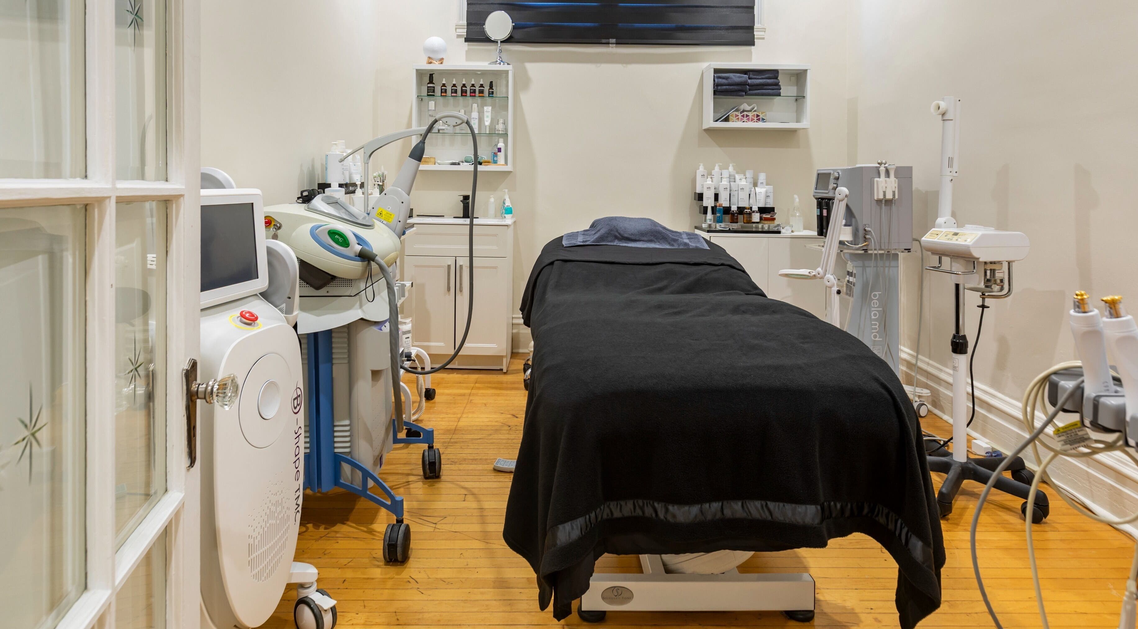Salle de soins moderne chez Clinique Skins à Longueuil, Québec, CA, avec équipements de beauté.