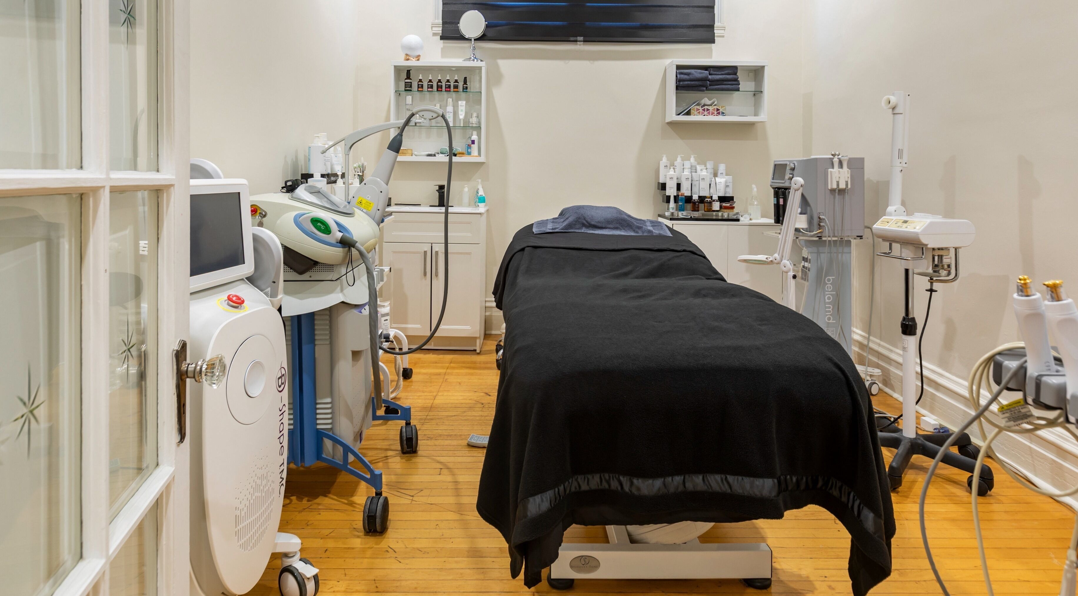 Salle de soins moderne chez Clinique Skins à Longueuil, Québec, CA, avec équipements de beauté.