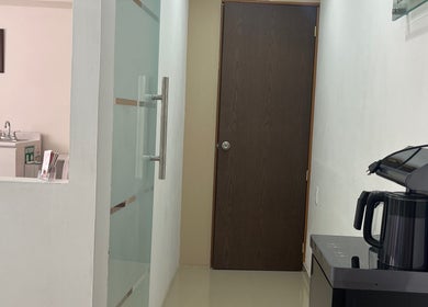 Vista del área de espera en Cirujano Dentista-Rosario Alejandre, Ocotlán, Jalisco, MX con cafetera y puerta.