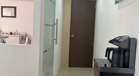 Vista del área de espera en Cirujano Dentista-Rosario Alejandre, Ocotlán, Jalisco, MX con cafetera y puerta.