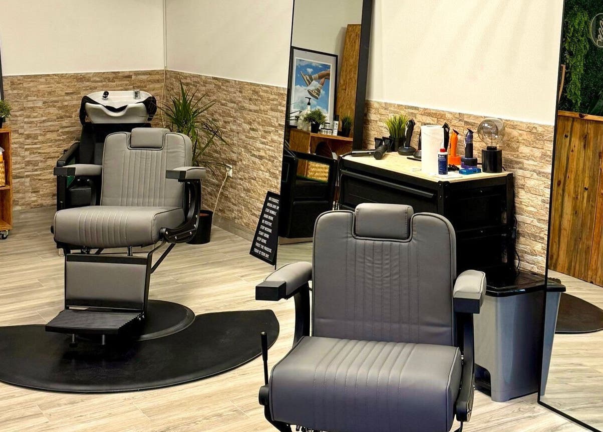 Interior moderno da Barbearia Do Leo com cadeiras confortáveis em Distrito Da Guarda, Distrito Da Guarda, PT.