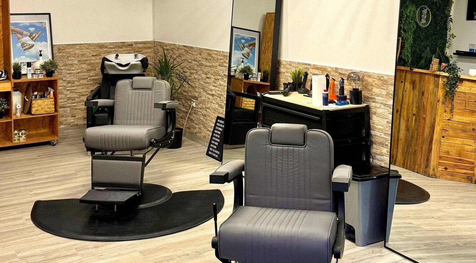 Interior moderno da Barbearia Do Leo com cadeiras confortáveis em Distrito Da Guarda, Distrito Da Guarda, PT.