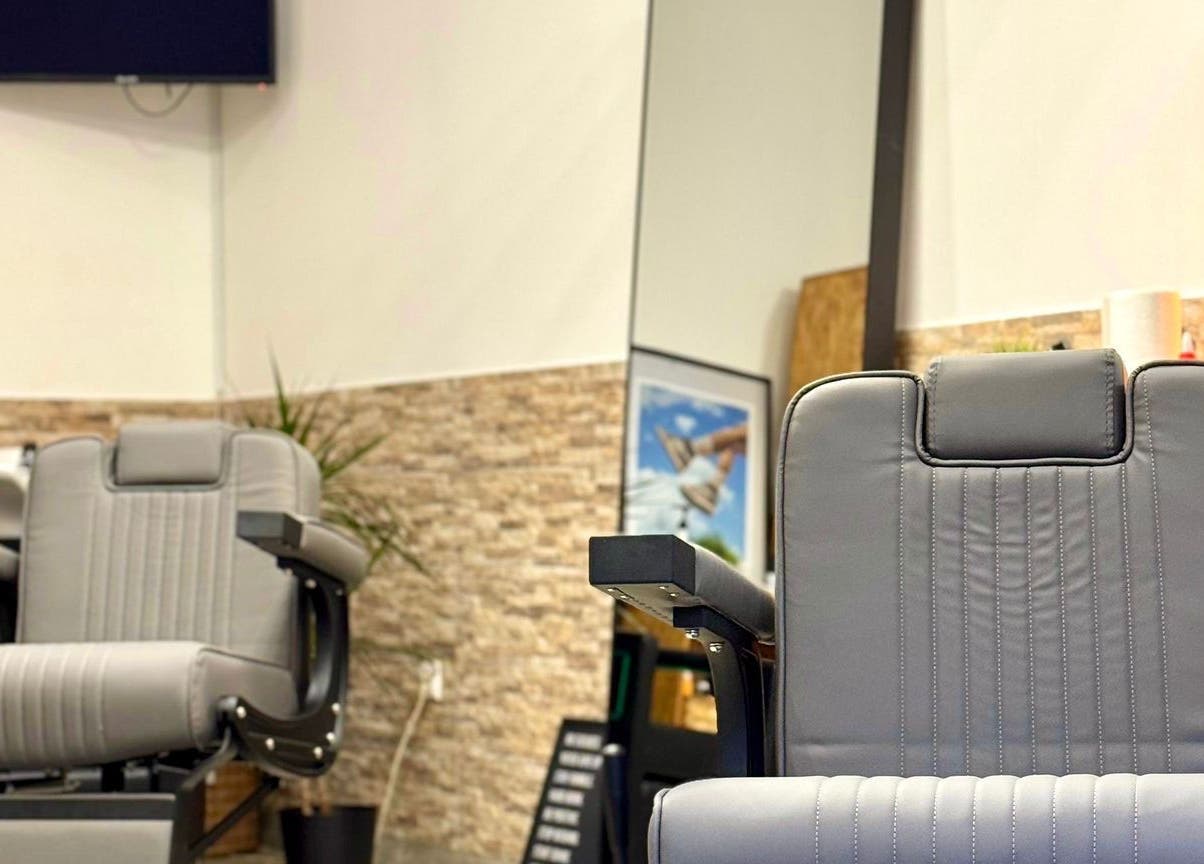 Cadeira de barbeiro elegante na Barbearia Do Leo, Distrito Da Guarda, Distrito Da Guarda, PT.