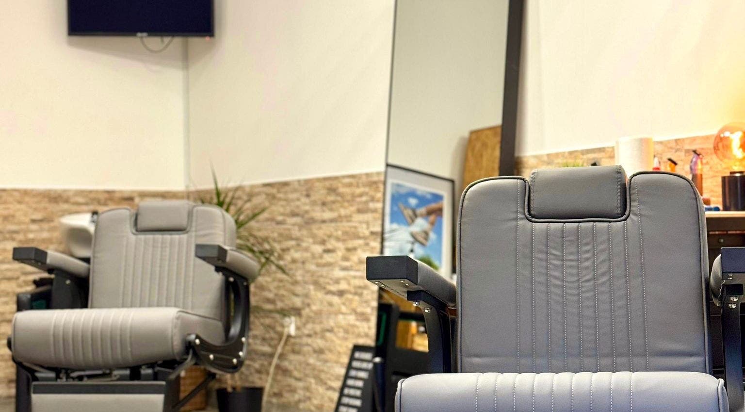 Cadeira de barbeiro elegante na Barbearia Do Leo, Distrito Da Guarda, Distrito Da Guarda, PT.