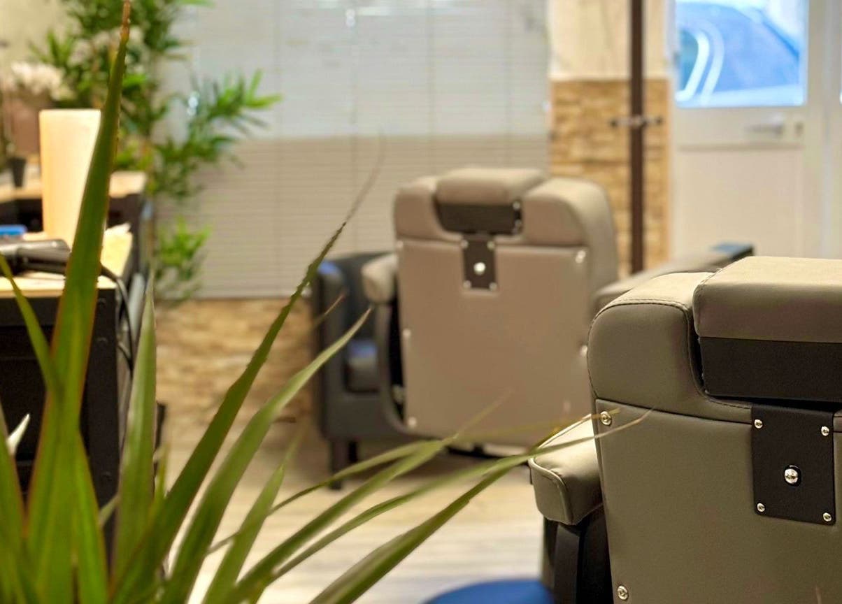 Cadeira de barbeiro em Barbearia Do Leo, situada no Distrito Da Guarda, PT, com decoração moderna e acolhedora.