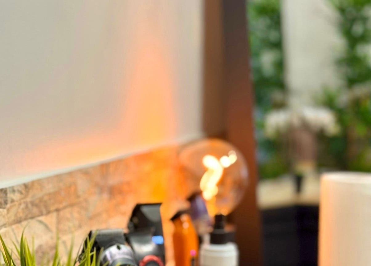 Decoração iluminada da Barbearia Do Leo no Distrito Da Guarda, PT, com toque moderno.