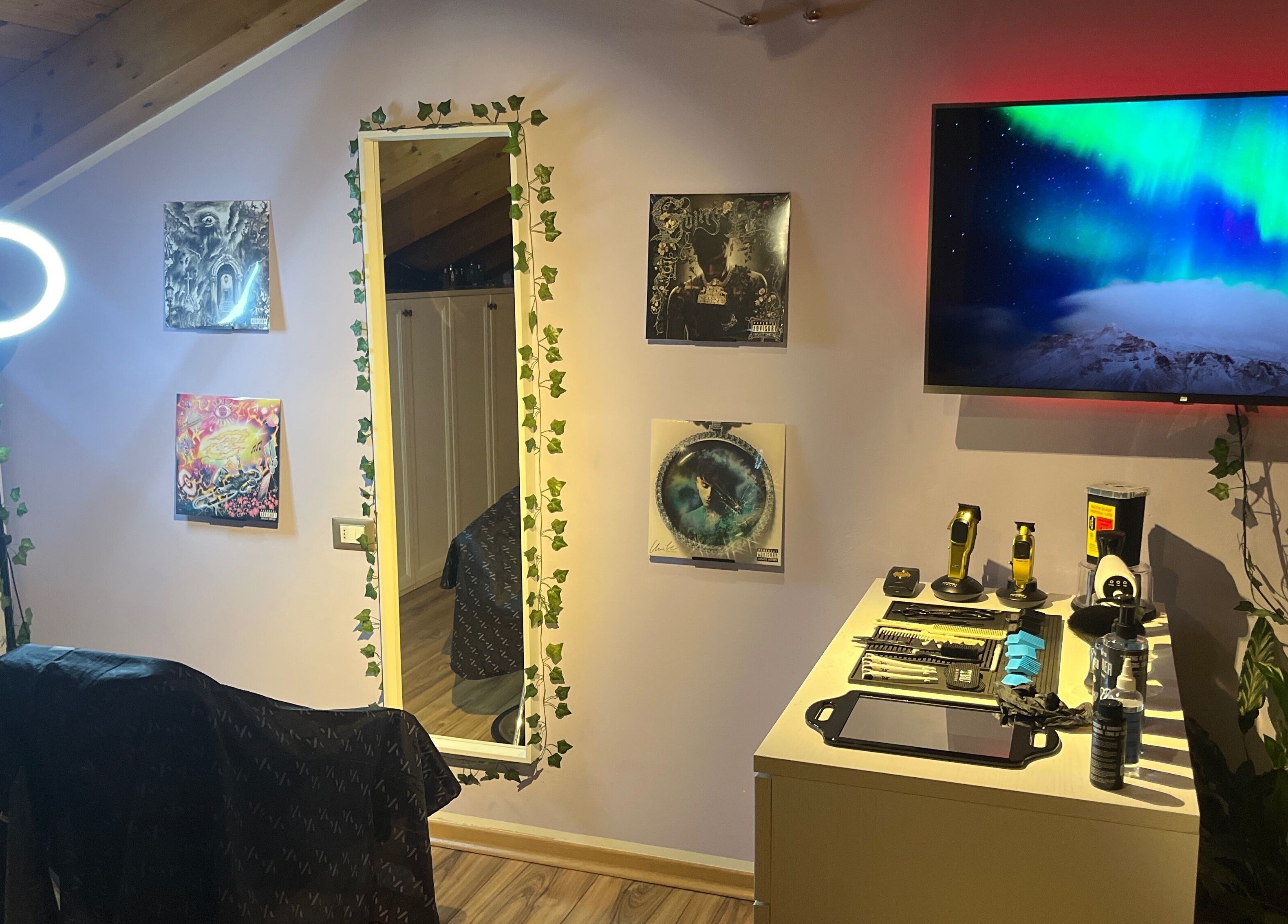 Modern barber corner at Barberstar, Feltre, Veneto, IT with bright lighting and stylish decor.