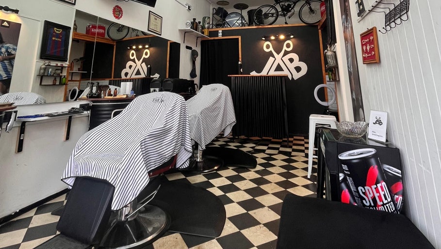 Interior moderno de Jab Barber en Rosario, Santa Fe, AR, mostrando sillas de barbería y decoración elegante.