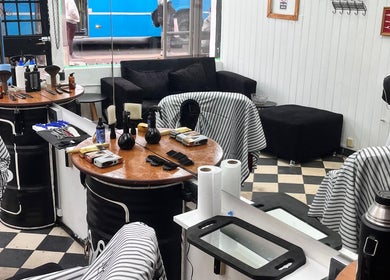 Interior elegante de Jab Barber, Rosario, Santa Fe, AR, destacando asientos y herramientas estilísticas.