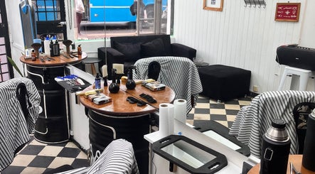 Interior elegante de Jab Barber, Rosario, Santa Fe, AR, destacando asientos y herramientas estilísticas.