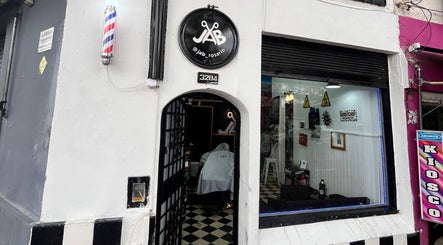Entrada de Jab Barber en Rosario, Santa Fe, AR, mostrando el diseño clásico de su fachada.