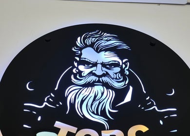 Logo iluminado de THE CRAZY BARBERS CLUB en Santa Cruz De La Sierra, Departamento De Santa Cruz, BO.