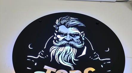 Logo iluminado de THE CRAZY BARBERS CLUB en Santa Cruz De La Sierra, Departamento De Santa Cruz, BO.