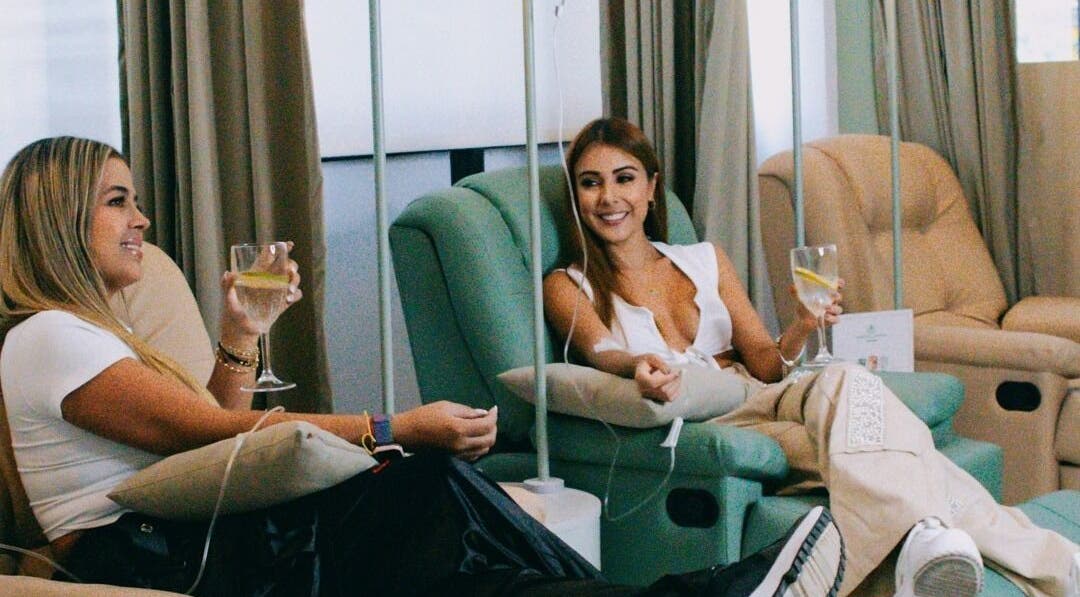 Two women enjoying a relaxing experience at LLERAS MEDICAL LOUNGE in Medellín, Antioquia, CO.