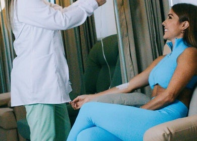 Relaxing IV therapy session at LLERAS MEDICAL LOUNGE, Medellín, Antioquia, CO, featuring cozy lounge chairs.