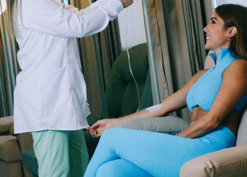 Relaxing IV therapy session at LLERAS MEDICAL LOUNGE, Medellín, Antioquia, CO, featuring cozy lounge chairs.