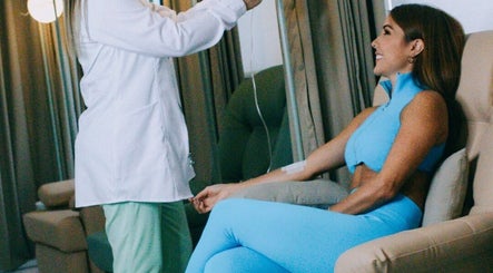 Relaxing IV therapy session at LLERAS MEDICAL LOUNGE, Medellín, Antioquia, CO, featuring cozy lounge chairs.