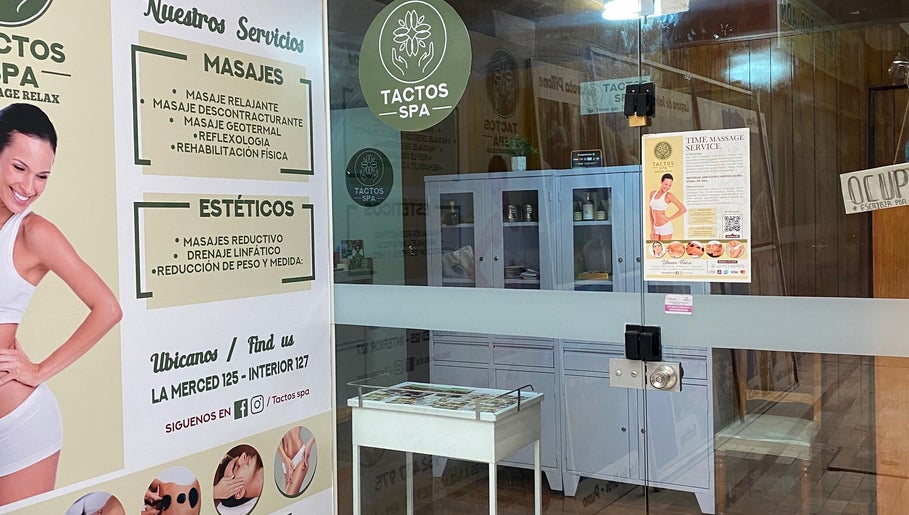 Entrada a Tactos Massage Beauty Spa en Arequipa, Arequipa, PE mostrando servicios de masajes y estéticos.