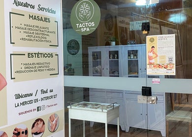 Entrada a Tactos Massage Beauty Spa en Arequipa, Arequipa, PE mostrando servicios de masajes y estéticos.