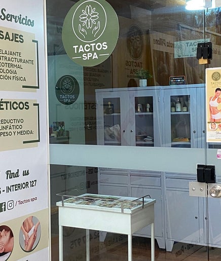 Entrada a Tactos Massage Beauty Spa en Arequipa, Arequipa, PE mostrando servicios de masajes y estéticos.
