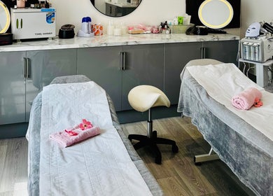 Relaxing treatment room at La Vie en Beauty, Bristol, England, GB. Two massage tables with fresh linens.
