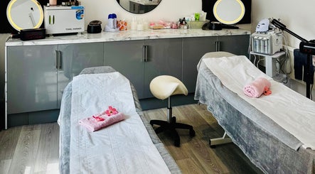 Relaxing treatment room at La Vie en Beauty, Bristol, England, GB. Two massage tables with fresh linens.