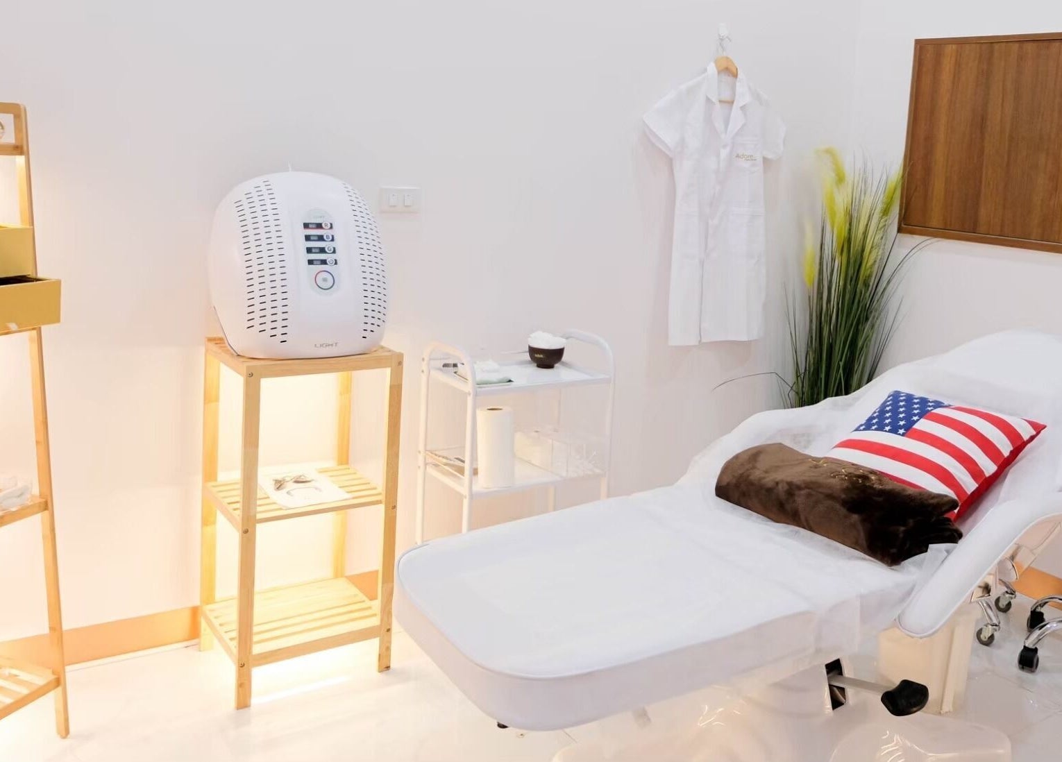 Relaxing treatment room at Adore Cosmetics, Krung Thep Maha Nakhon, TH with a comfy bed and modern decor.