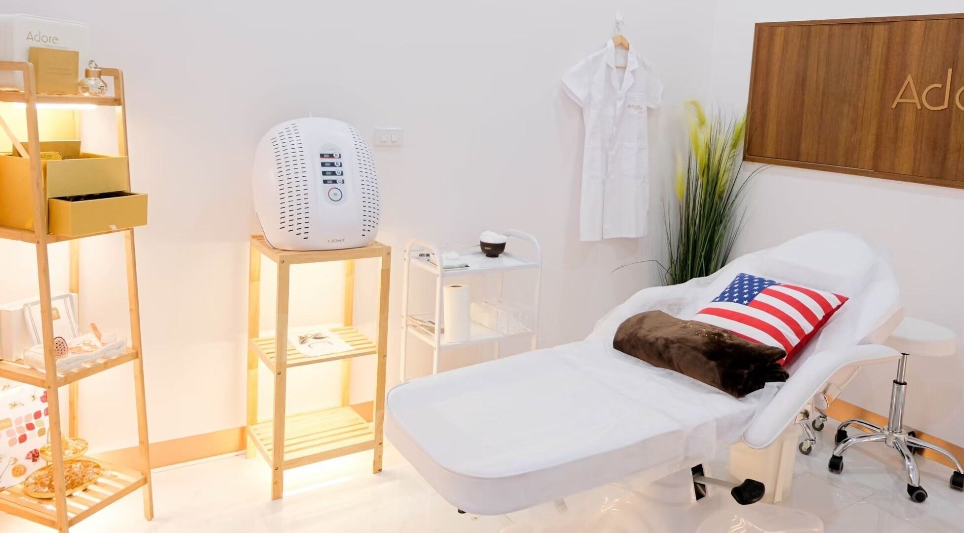 Relaxing treatment room at Adore Cosmetics, Krung Thep Maha Nakhon, TH with a comfy bed and modern decor.