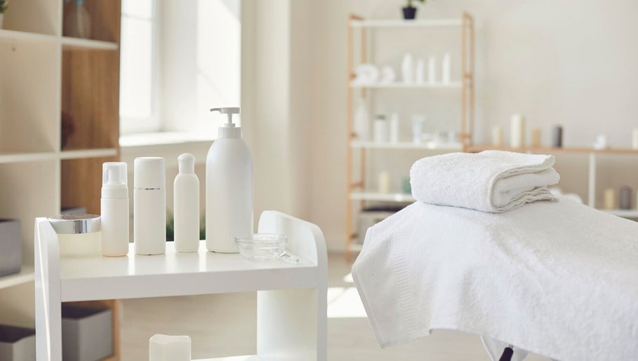 Lichtdurchfluteter Behandlungsraum bei Perfect Skin in Bonn, Nordrhein-westfalen, DE mit Pflegeprodukten.