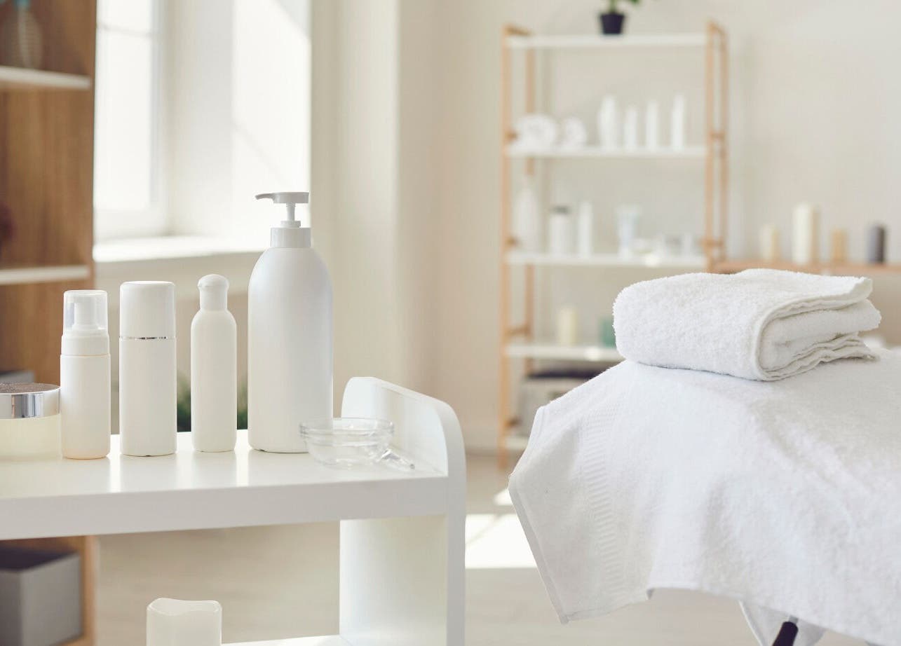 Lichtdurchfluteter Behandlungsraum bei Perfect Skin in Bonn, Nordrhein-westfalen, DE mit Pflegeprodukten.