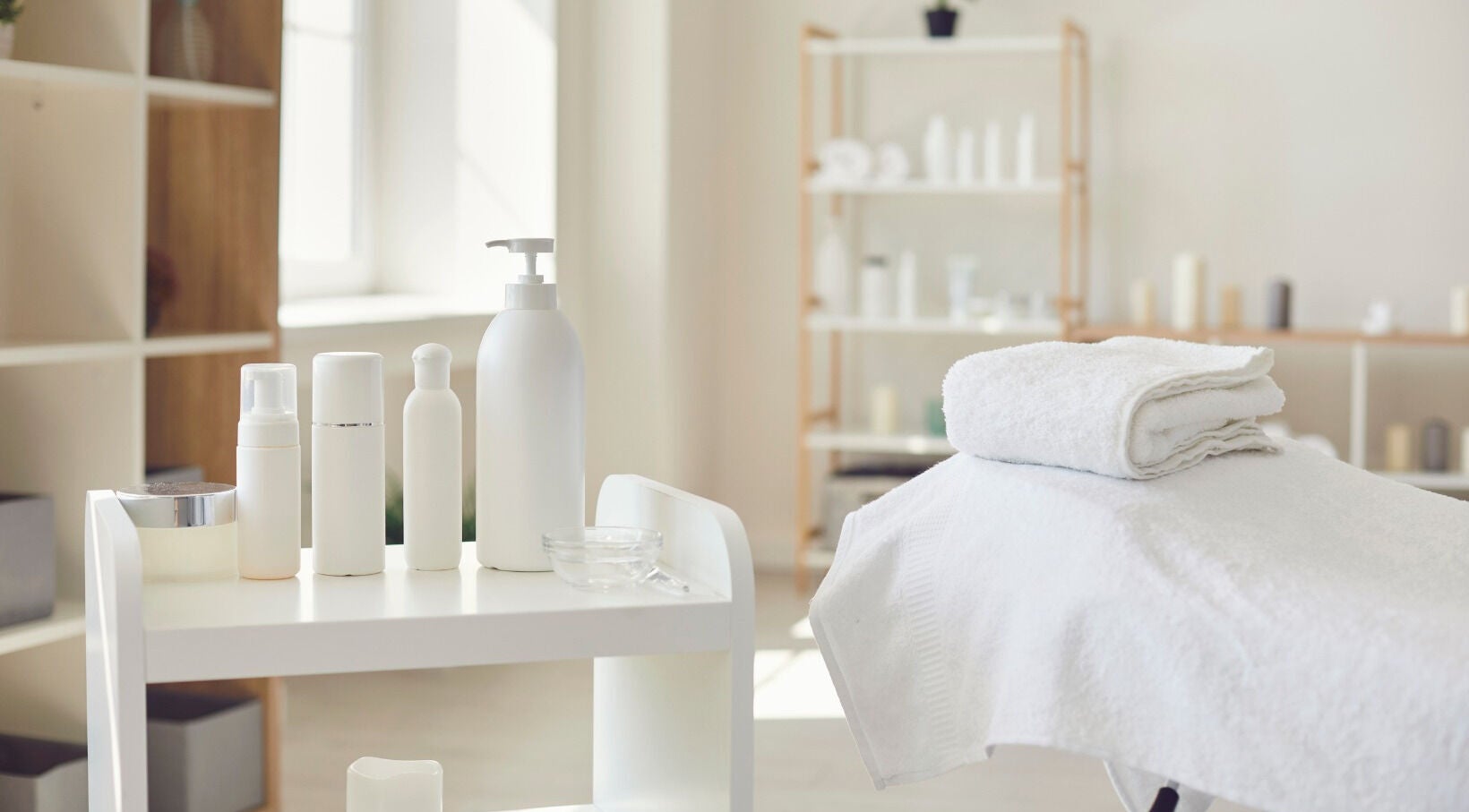 Lichtdurchfluteter Behandlungsraum bei Perfect Skin in Bonn, Nordrhein-westfalen, DE mit Pflegeprodukten.