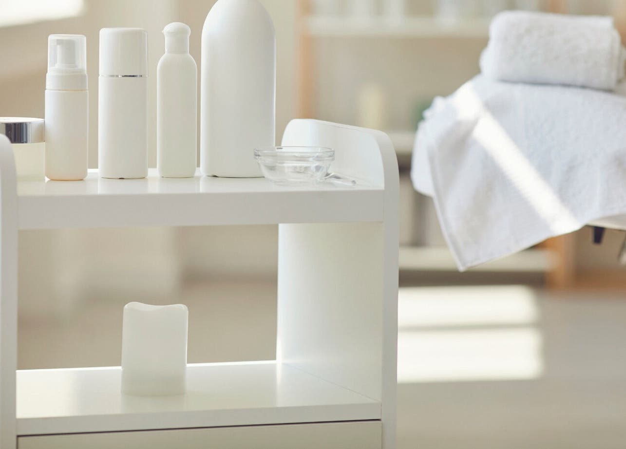 Entspannte Spa-Ecke bei Perfect Skin in Bonn, Nordrhein-Westfalen. Hochwertige Pflegeprodukte und Handtücher.