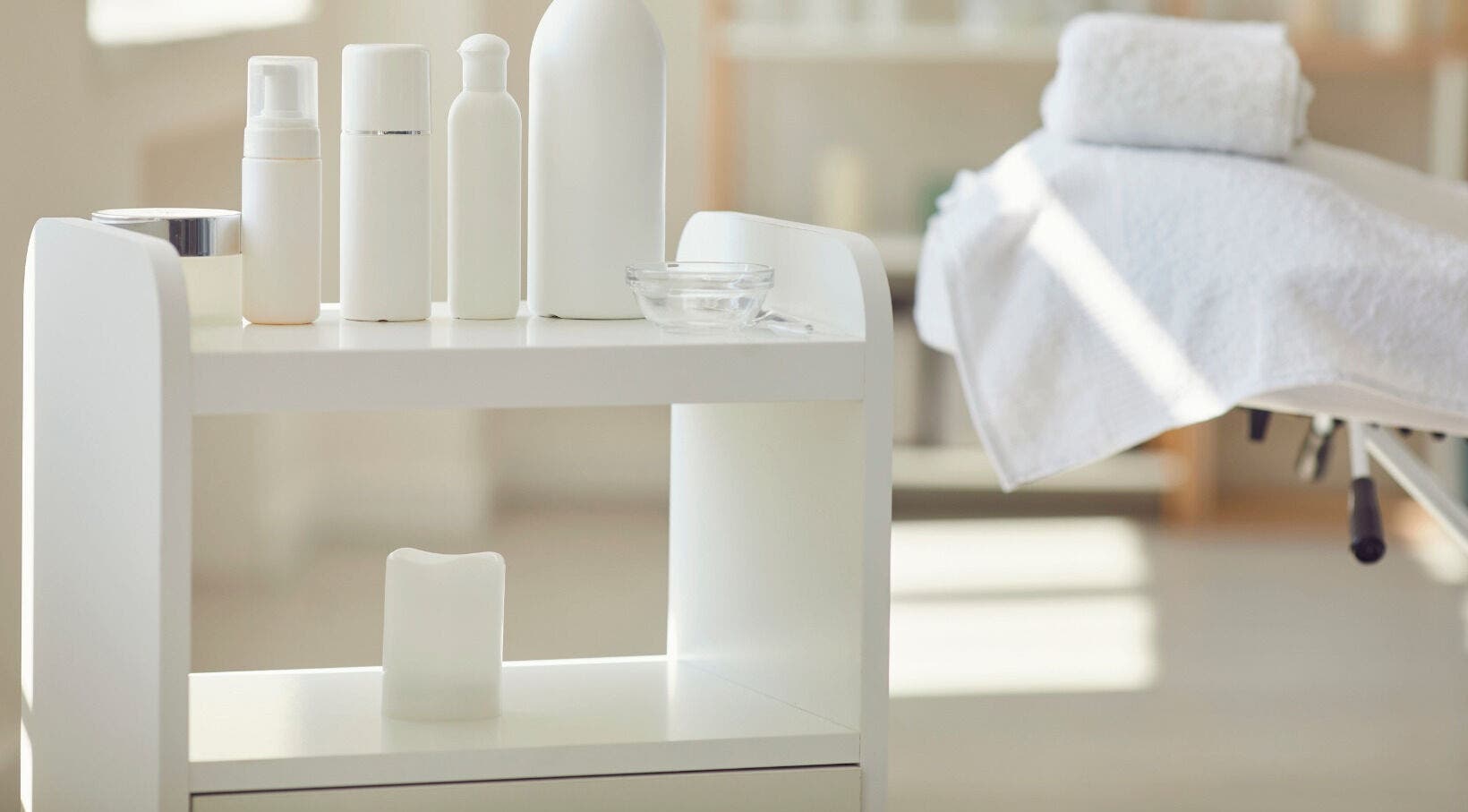 Entspannte Spa-Ecke bei Perfect Skin in Bonn, Nordrhein-Westfalen. Hochwertige Pflegeprodukte und Handtücher.