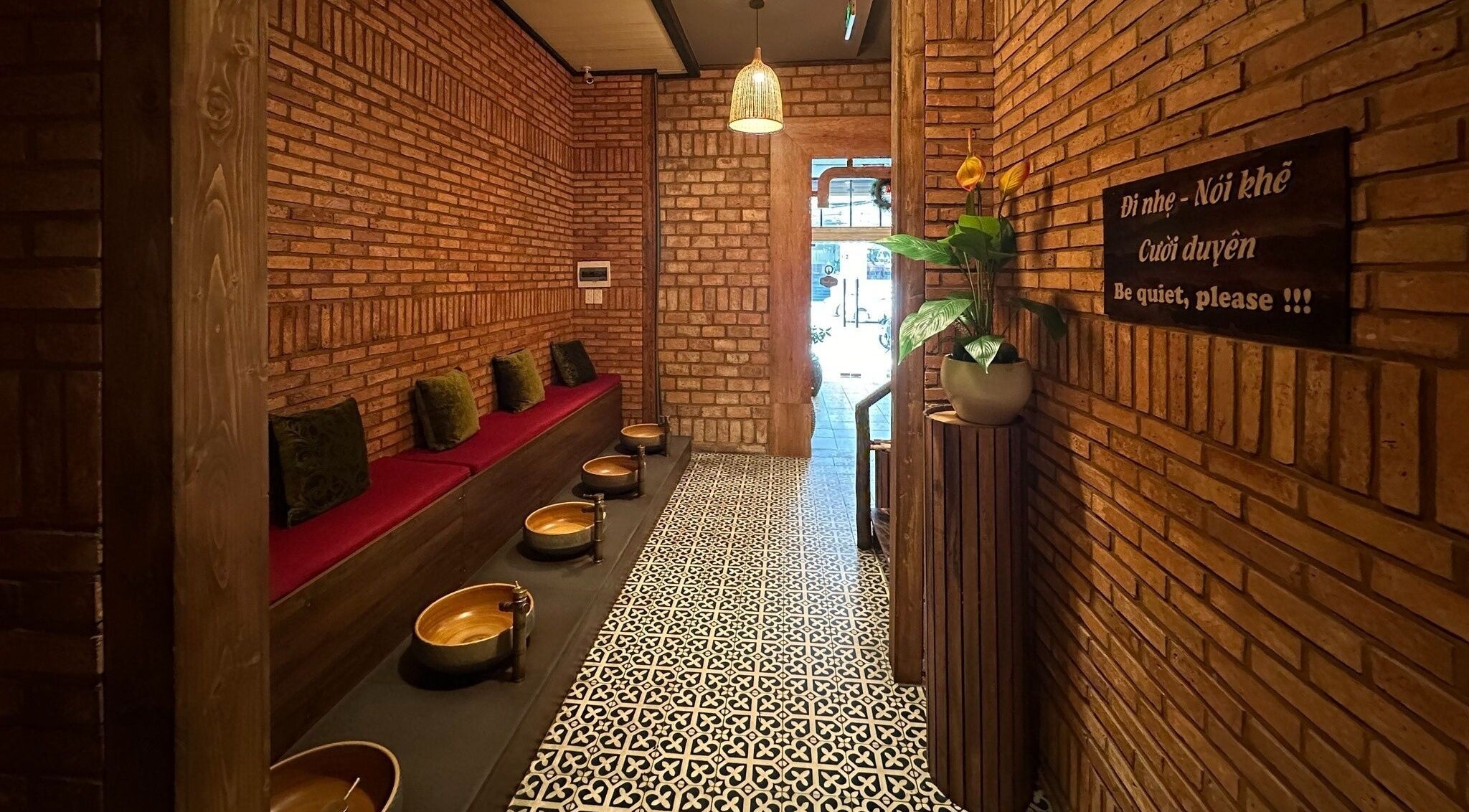 Khu vực thư giãn với tường gạch tại Panda Spa, Đà Nẵng, Đà Nẵng, VN.