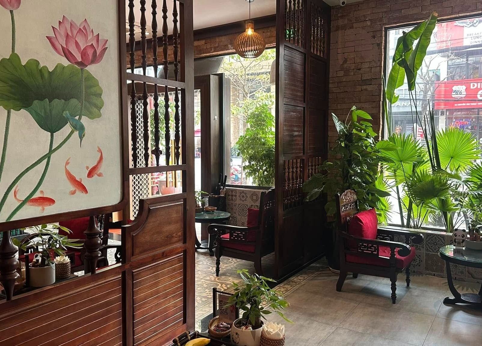 Nội thất tinh tế tại Panda Spa, Đà Nẵng, Đà Nẵng, VN với cây xanh và hoa sen tạo cảm giác thư giãn.