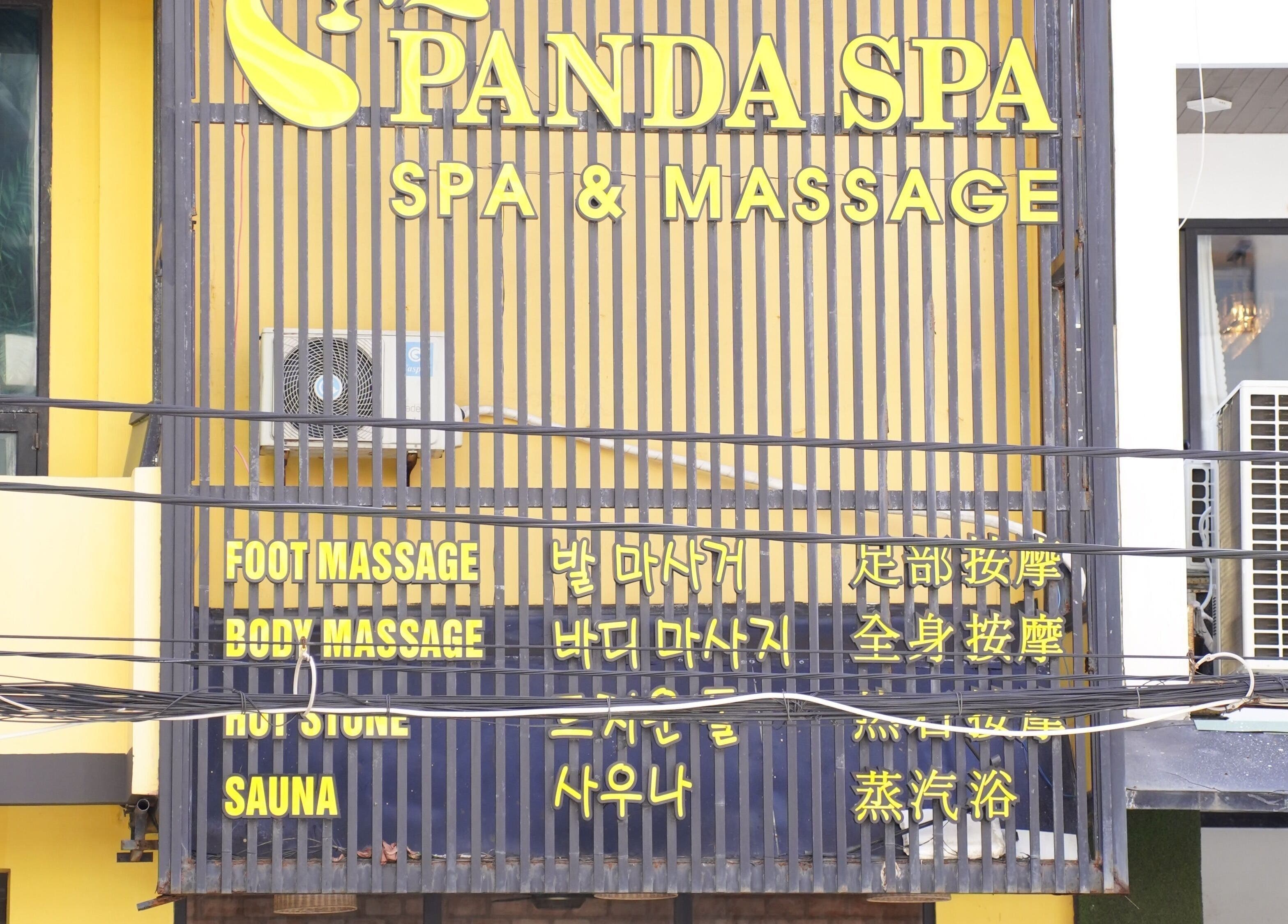 Biển hiệu của Panda Spa tại Đà Nẵng, Đà Nẵng, VN, hiển thị các dịch vụ massage và spa.