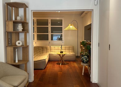 Elegant relaxation area at Angel Nails, Uccle, Bruxelles, BE with plush seating and chic decor.