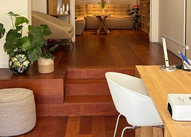 Elegant interior of Angel Nails in Uccle, Bruxelles, BE, featuring cozy seating and lush greenery.