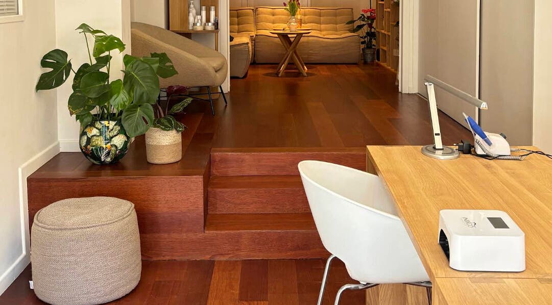 Elegant interior of Angel Nails in Uccle, Bruxelles, BE, featuring cozy seating and lush greenery.