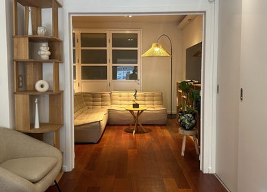 Elegant seating area at Angel Nails, Uccle, Bruxelles, BE featuring comfy sofa and chic decor.