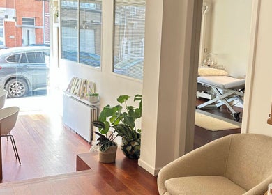Bright interior of Angel Nails, Uccle, Bruxelles, BE, featuring a cozy seating area and treatment bed.