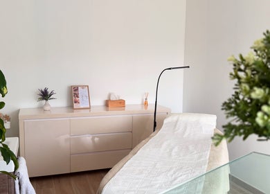 Salon de soins Les Soins De Diana à Loyettes, Auvergne-Rhône-Alpes FR, avec table de massage et décoration apaisante.