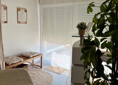 Espace de détente chez Les Soins De Diana à Loyettes, Auvergne-rhône-alpes, FR, avec plantes et lumière douce.